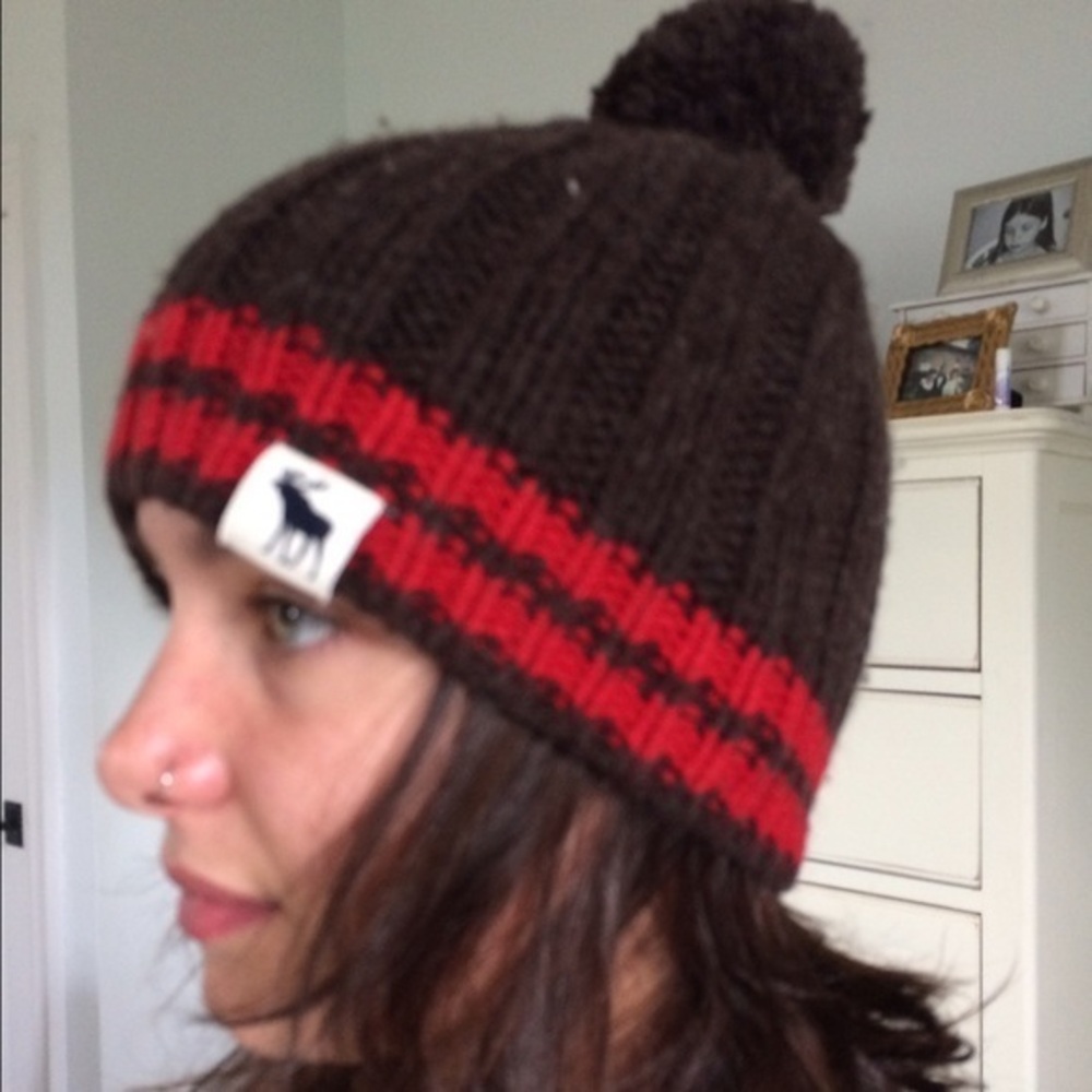 🪵 Wool pompon hat